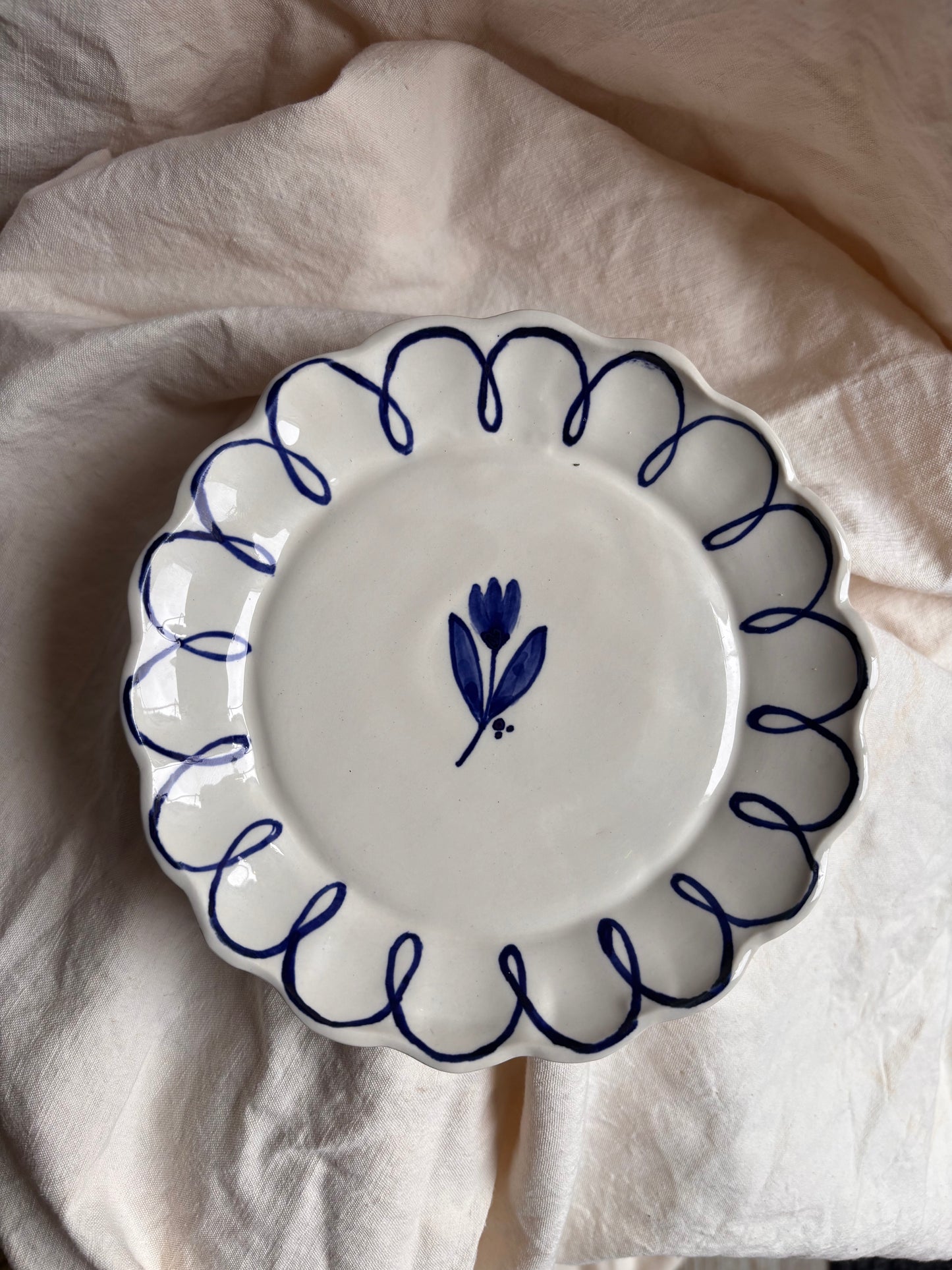 Florrie & Wren - Medium Ceramic Scalloped Edge Plate In Blue
