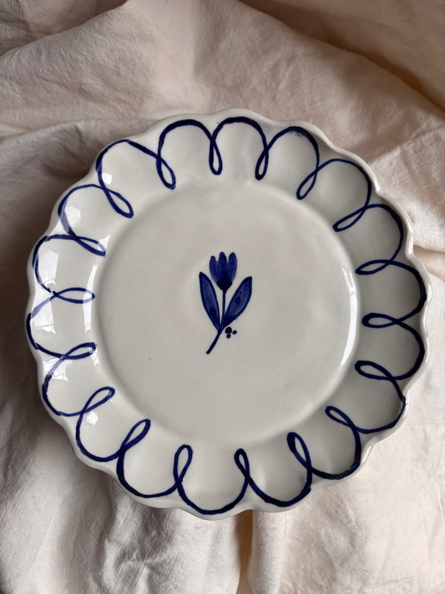 Florrie & Wren - Medium Ceramic Scalloped Edge Plate In Blue