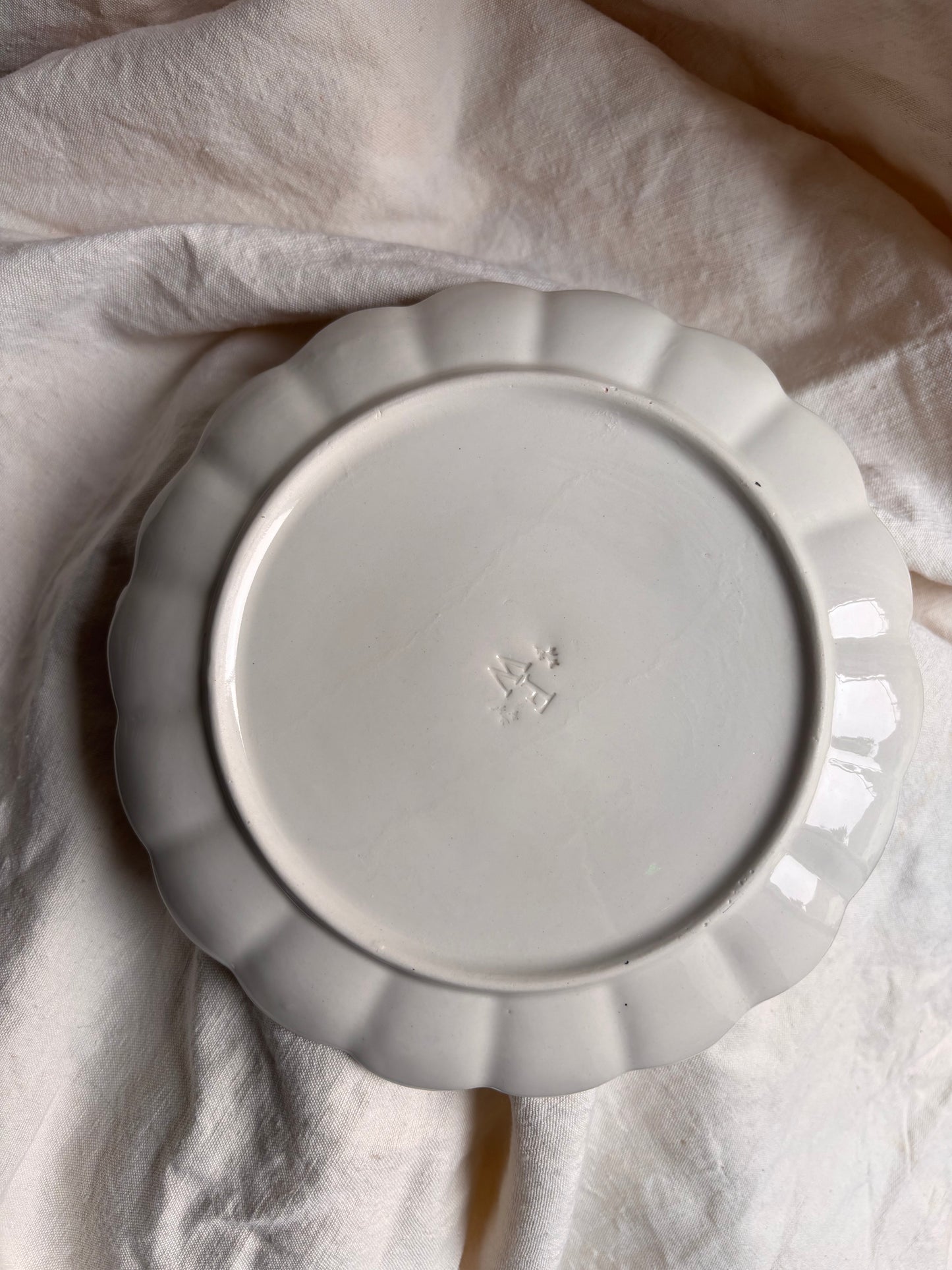 Florrie & Wren - Medium Ceramic Scalloped Edge Plate In Blue